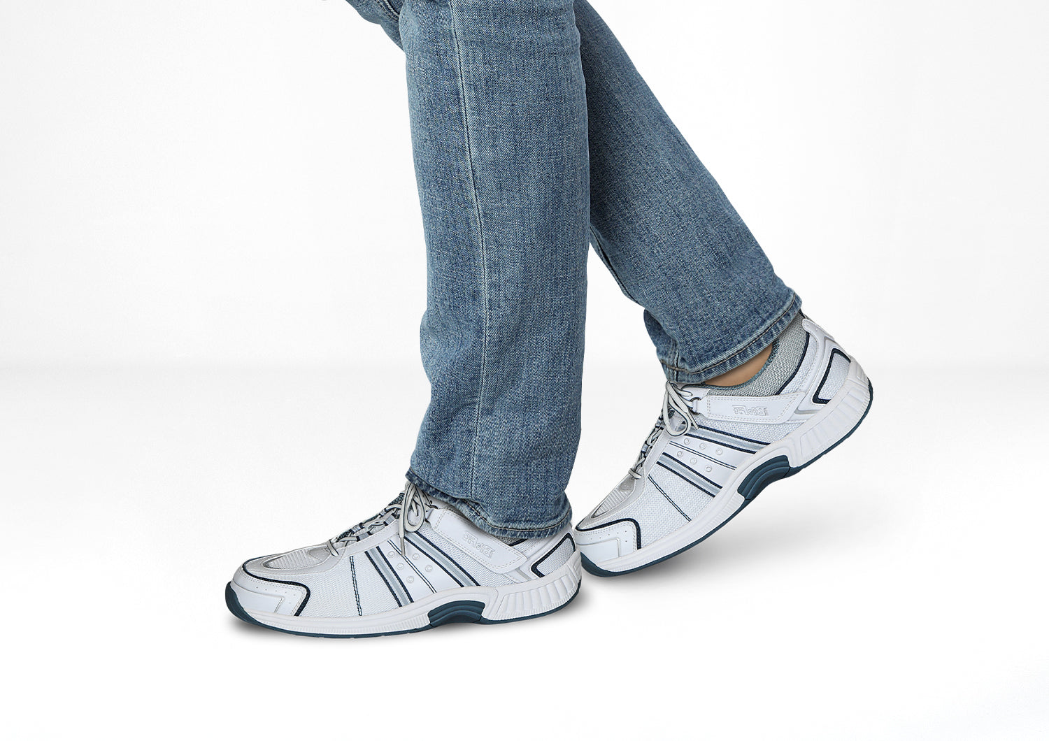 Alternative view of Monterey Bay Tie-Less - White